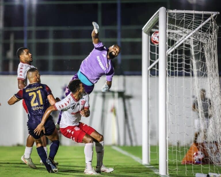 Maricá F.C empatou aos 52 minutos do segundo tempo. Mas VAR revisou o lance e anulou o gol Foto: Bruno Maia/Comunicação Maricá F.C