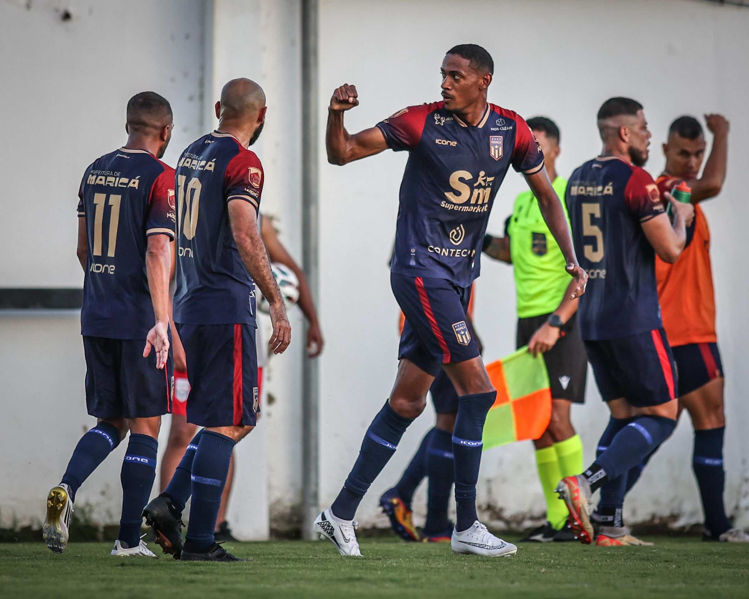 Sibito abre o placar e celebra seu primeiro gol com a camisa do Tsunami Foto: Bruno Maia/Comunicação Maricá F.C